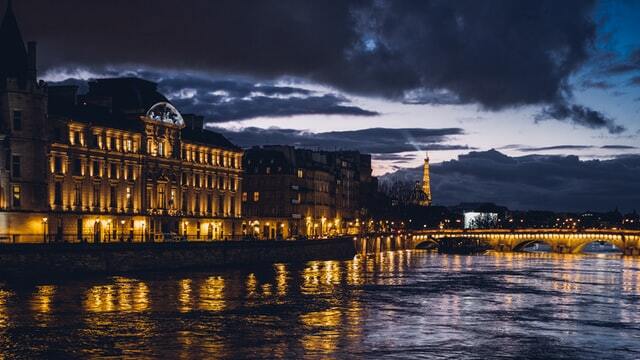 Vista nocturna de la orilla del río de París